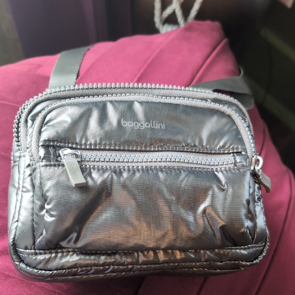 Baggallini Metallic Silver Belt Bag NWOT